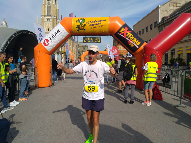 НА ТРАДИЦИОНАЛНОЈ МАНИФЕСТАЦИЈИ УЧЕСТВОВАЛО 850 ТАКМИЧАРА: Зоран Радичанин победник 27. новосадског маратона